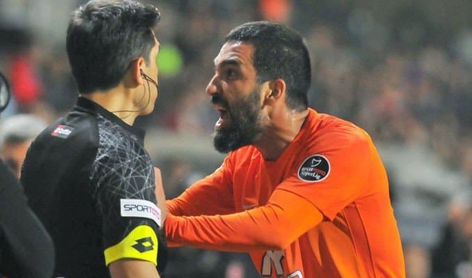 Arda Turan tungi klubda turkiyalik qo‘shiqchining burnini sindirdi