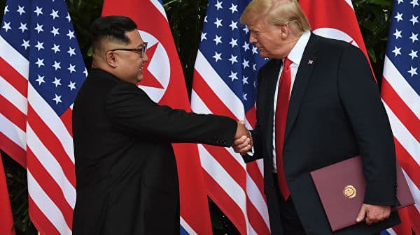 Tramp Kim Chen In bilan uchrashgani Xanoyga uchib ketdi