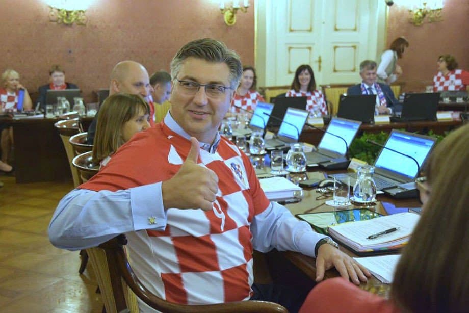 Xorvatiya hukumati a'zolari yig‘ilishga terma jamoa futbolkalarida kelishdi
