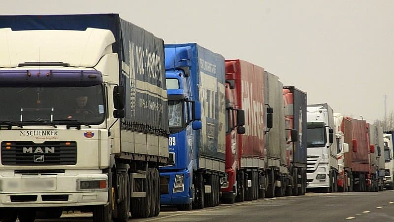 На границе Казахстана и Узбекистана образовался шестикилометровый затор из фур