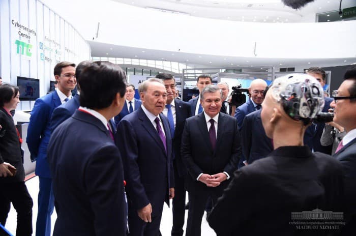 Foto: Mirziyoyevga «insoniyatni yo‘q qilish»ga va'da bergan robotni ko‘rsatishdi