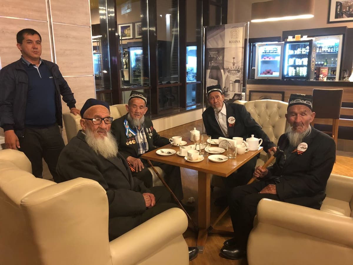 Paraddan keyin adashib Sochiga uchib ketgan o‘zbekistonlik urush faxriylariga izzat-ikrom ko‘rsatildi