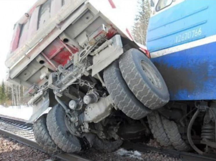 Toshkent viloyatida MAN yuk mashinasi elektrovoz bilan to‘qnashdi, bir kishi halok bo‘ldi
