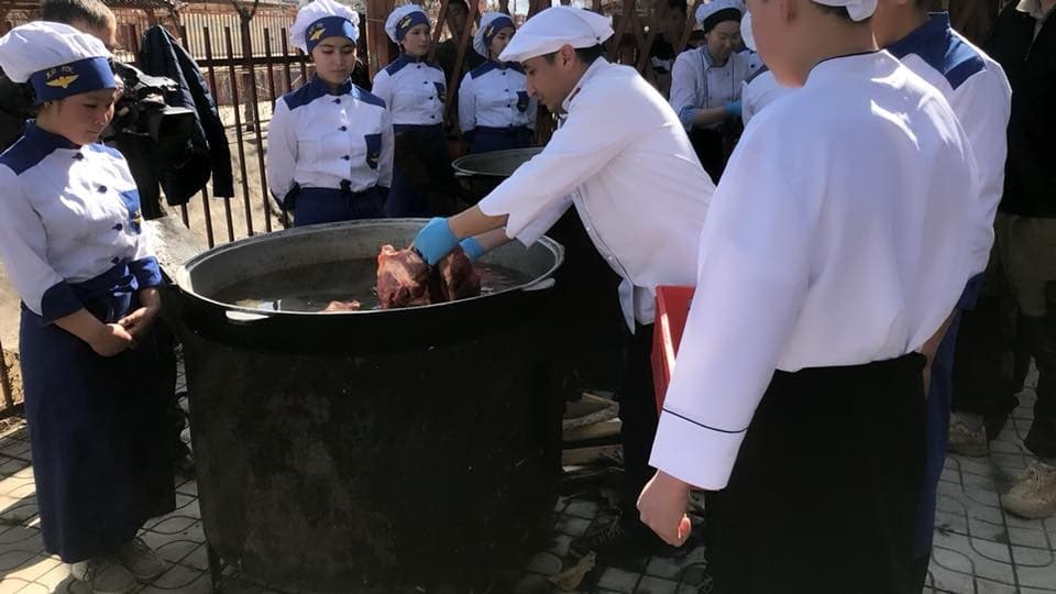 Bishkekda 1 tonnalik beshbarmoq uchun 8 bosh ot so‘yildi va 12 ta qozon o‘rnatildi