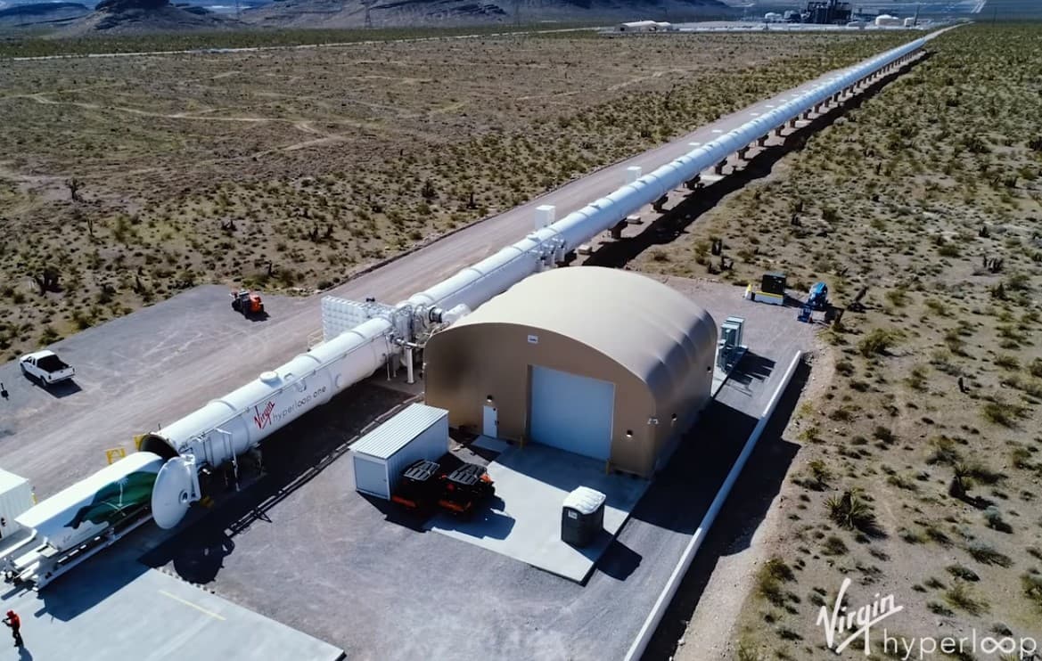 Virgin kompaniyasi Hyperloop yo‘lovchi kapsulasini namoyish qildi (video)