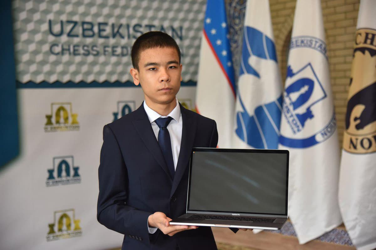 Magnus Karlsenni mag‘lubiyatga uchratgan Shamsiddin Vohidov MacBook Pro bilan taqdirlandi