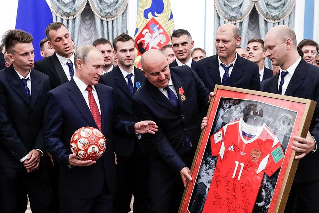 Жаҳон чемпионатида 8-ўринни эгаллаган Россия терма жамоаси футболчилари тақдирланди