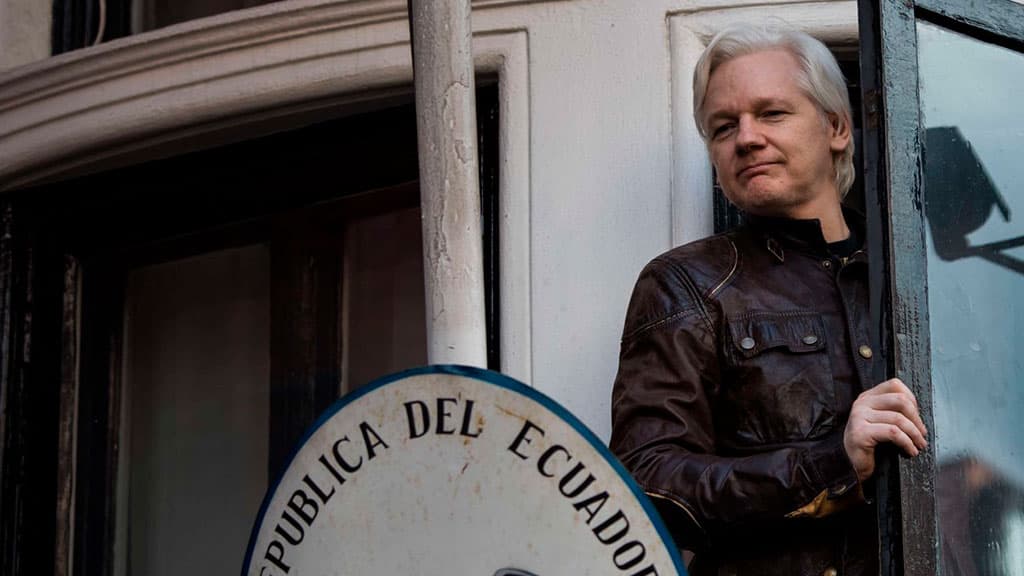 Ассанж WikiLeaks бош муҳаррири лавозимидан кетишга қарор қилди