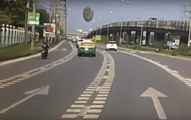 Tailandda “noma'lum uchar jism” yo‘l o‘rtasiga tushdi (video)