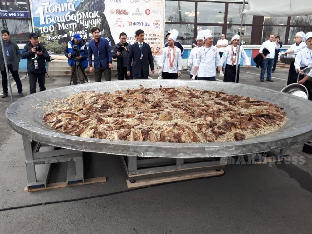 Bishkekda tayyorlangan 1464 kilogramm beshbarmoq Ginnes rekordlar kitobiga kiritildi