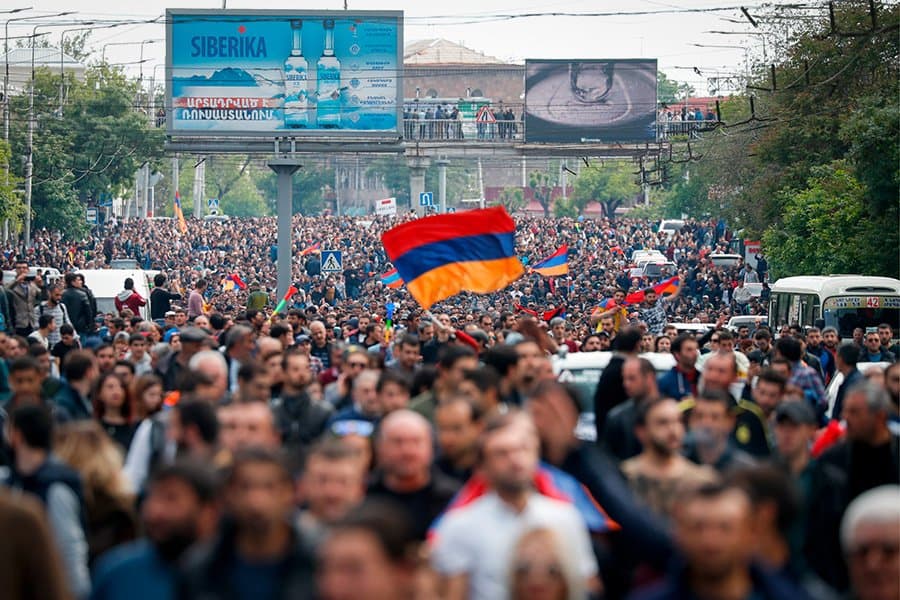 Yerevanda yana namoyishlar. Meriya binosiga bostirib kirildi