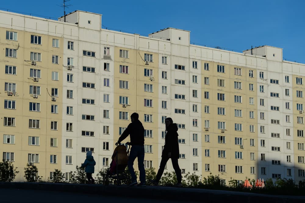 Rossiyalik ayollarga uylangan o‘zbekistonliklarga oiladan uzoqda yashash taqiqlanadi
