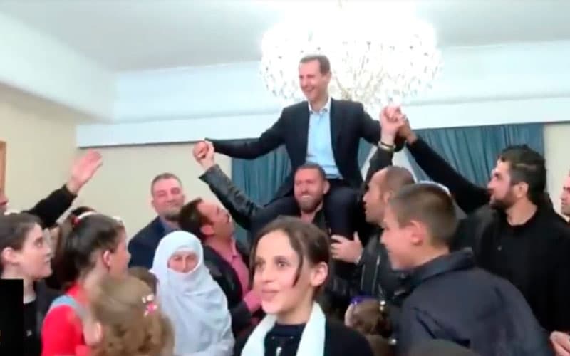 Suriyaliklar minnatdorlik  belgisi sifatida Bashar Asadni yelkalariga ko‘tarib olishdi (video)