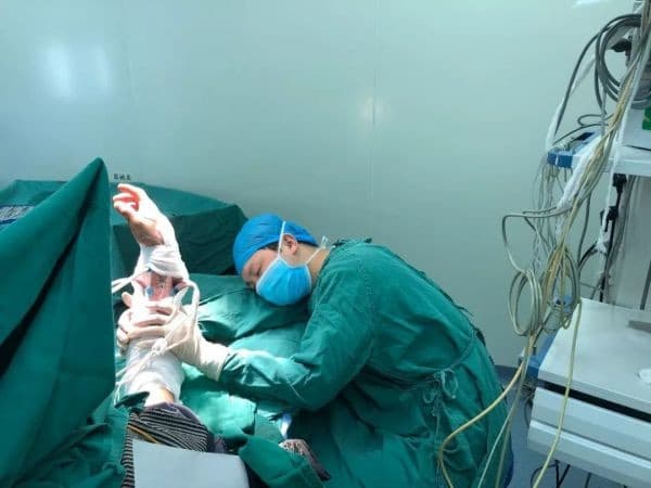 Qatorasiga 5 ta operatsiya o‘tkazgan jarroh navbatdagisi vaqtida uxlab qoldi