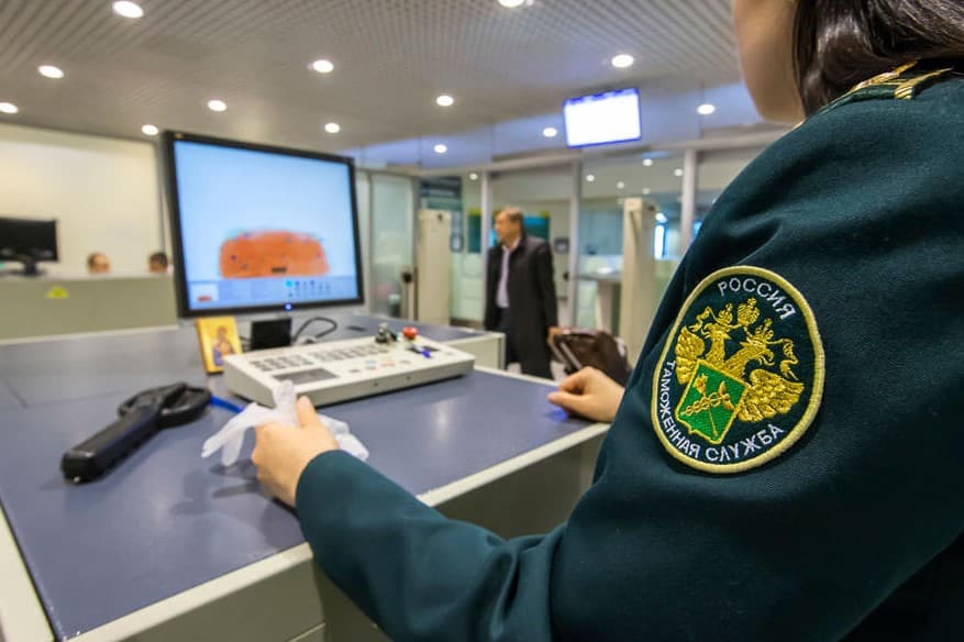 Domodedovo bojxonachilari o‘zbekistonlik qizdan million rubllik taqinchoqlarni olib qo‘ydi