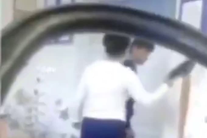 O‘quvchini poyabzal bilan urgan kollej o‘qituvchisi ishdan bo‘shatildi