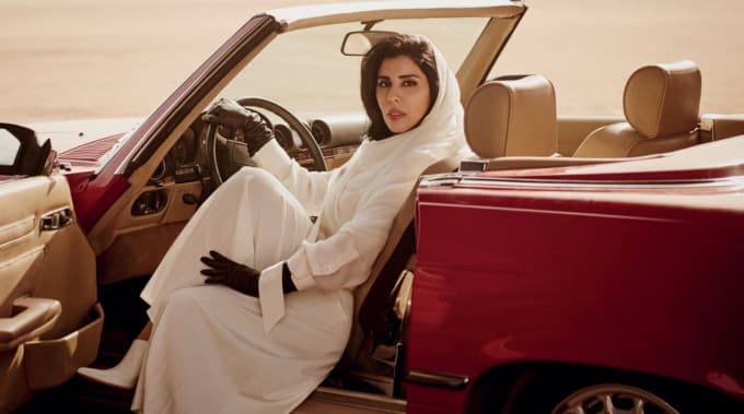 Saudiya Arabistoni malikasi Vogue muqovasida avtomobilda aks etdi