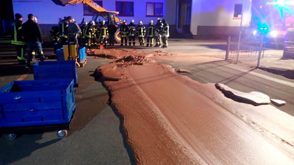 Germaniyadagi shaharning ko‘chalariga shokolad toshdi