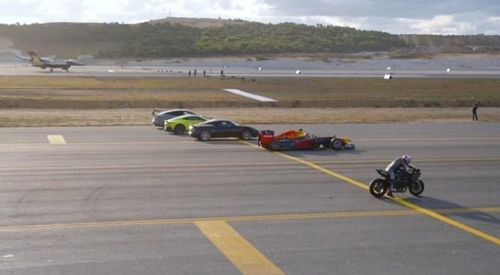 Qiruvchi va reaktiv samolyot, Tesla, “Formula-1” bolidi, mototsikl va superkarlar poygada sinaldi (video)