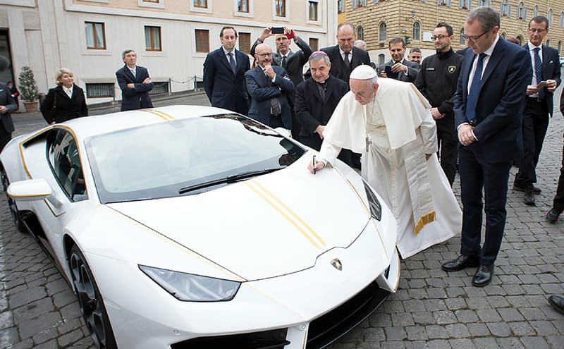 Рим папасининг Lamborghini машинаси 715 минг еврога сотилди