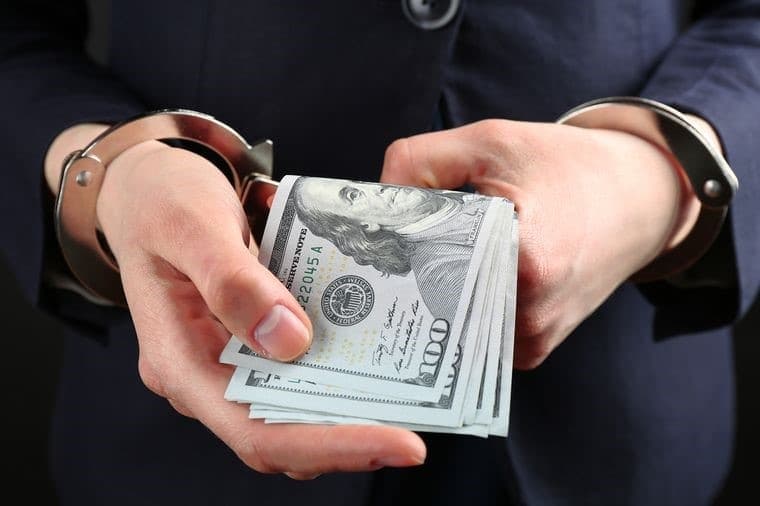 “Neksiya-3”ni avtosalondan chiqarib berish evaziga 800 dollar olgan shaxslar ushlandi 