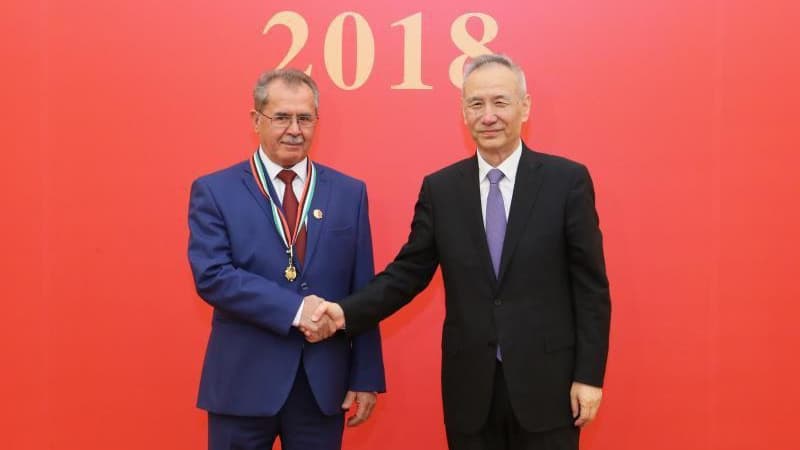 Хитой ўзбек олимини тақдирлади 
