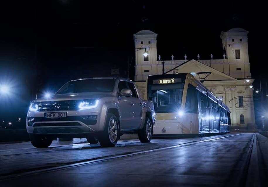 Volkswagen Amarok 43 tonnalik tramvayni joyidan qo‘zg‘ata oldi (video)