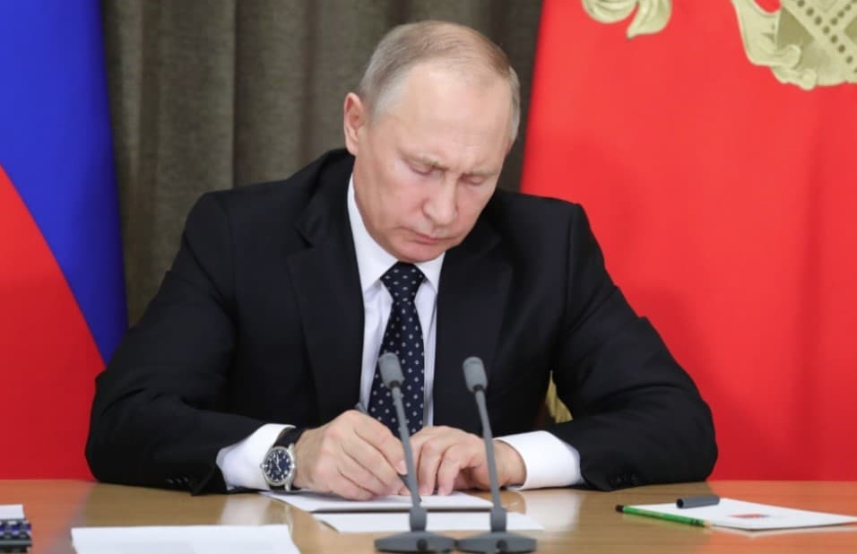 Putin yangi hukumat tuzilmasi haqidagi farmonni imzoladi