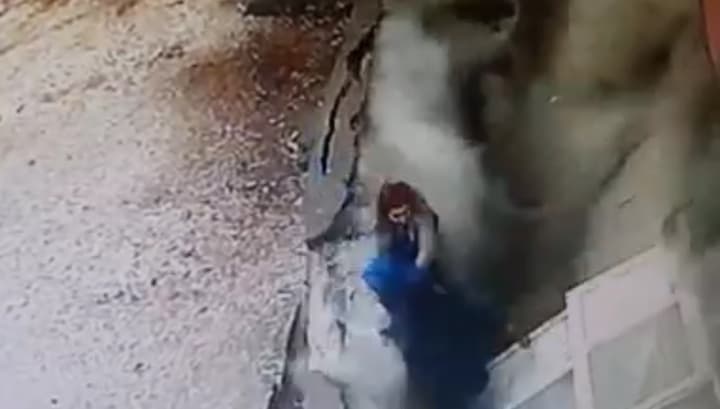 Video: Turkiyada ikki ayolning oyog‘i ostidagi asfalt o‘pirilib tushdi