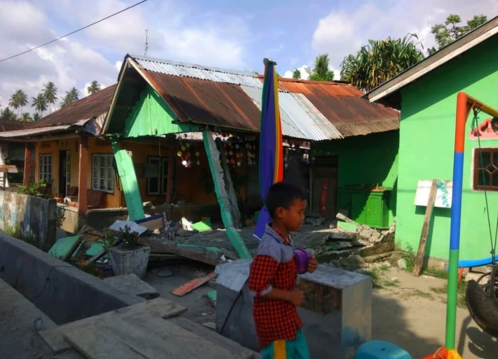 Indoneziyadagi zilzila va sunami qurbonlari soni oshmoqda