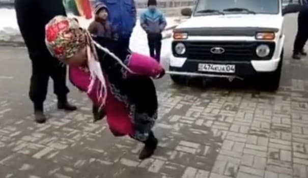«Niva»ni tortayotgan qozog‘istonlik ayol tasvirlangan video ijtimoiy tarmoqni «portlatdi»