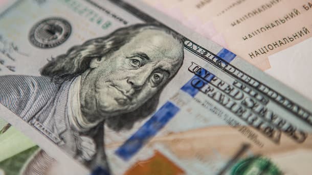 Курс доллара превысил 8300 сумов