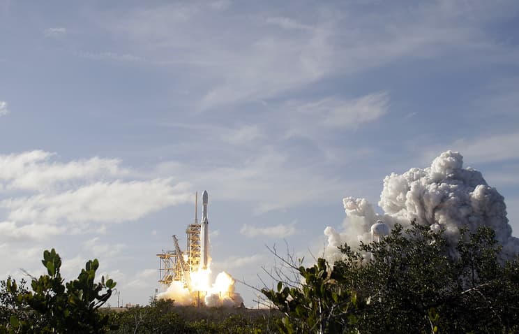 Falcon 9 ракетаси 10 та алоқа сунъий йўлдоши билан коинотга учирилди