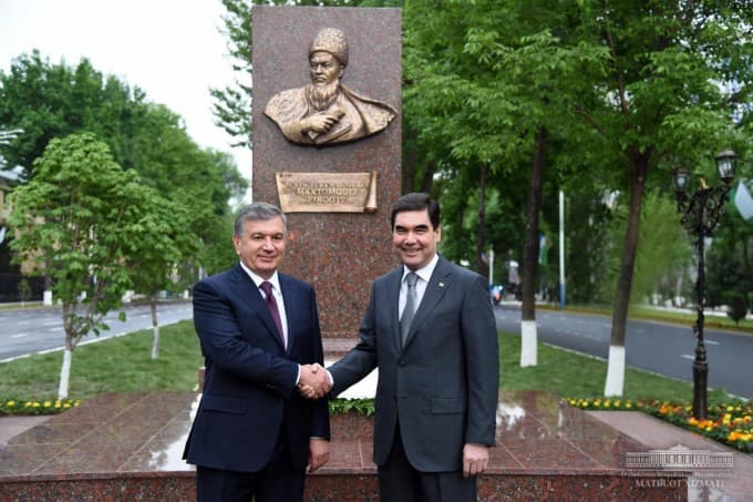 O‘zbekiston va Turkmaniston rahbarlari Maxtumquli haykali poyiga gullar qo‘ydi