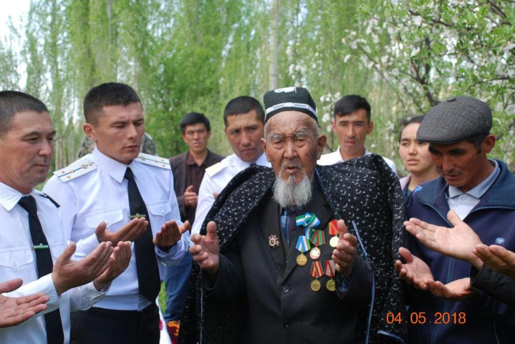 Harbiylar 19 nafar farzandni kamolga yetkazgan urush qatnashchisining uyida bo‘lishdi