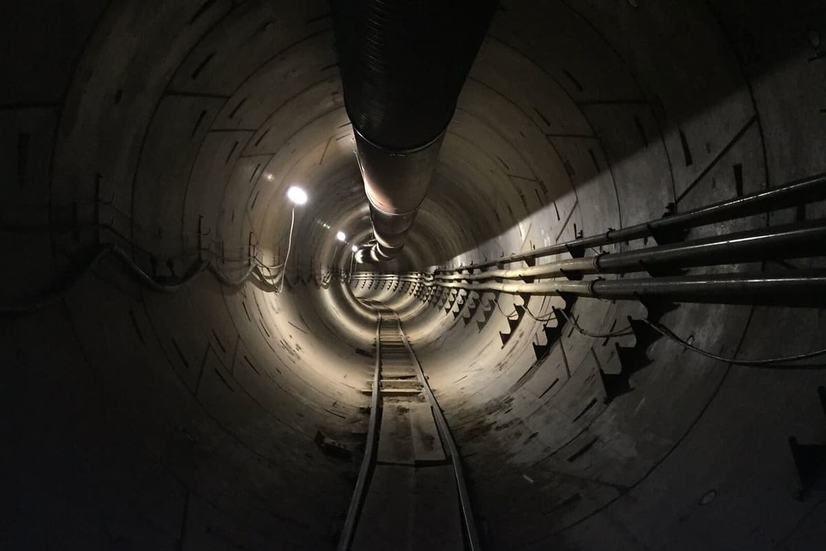 Ilon Mask Los-Anjyeles ostidan o‘tuvchi tunnelni namoyish qildi 