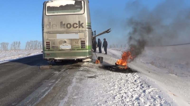 Ехавшие в Красноярск 48 узбекистанцев застряли на трассе и жгли колеса автобуса, чтобы согреться