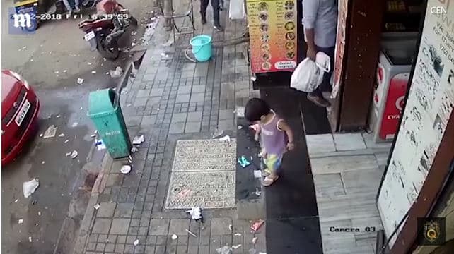 Ota ikki qadam naridagi qizining o‘g‘irlab ketilganini sezmay qoldi (video)