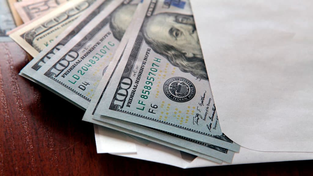 Prokuror yordamchisiga 2,5 ming dollar pora taklif qilgan hisobchi ushlandi