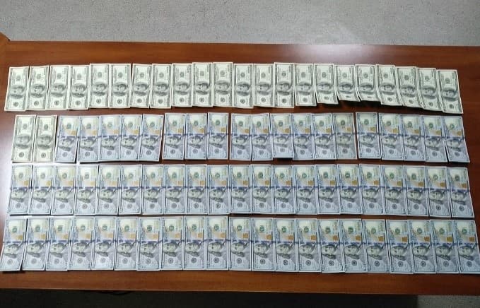 8500 AQSh dollarini “qora bozor” kursida pullayotgan valyutafurush qo‘lga olindi