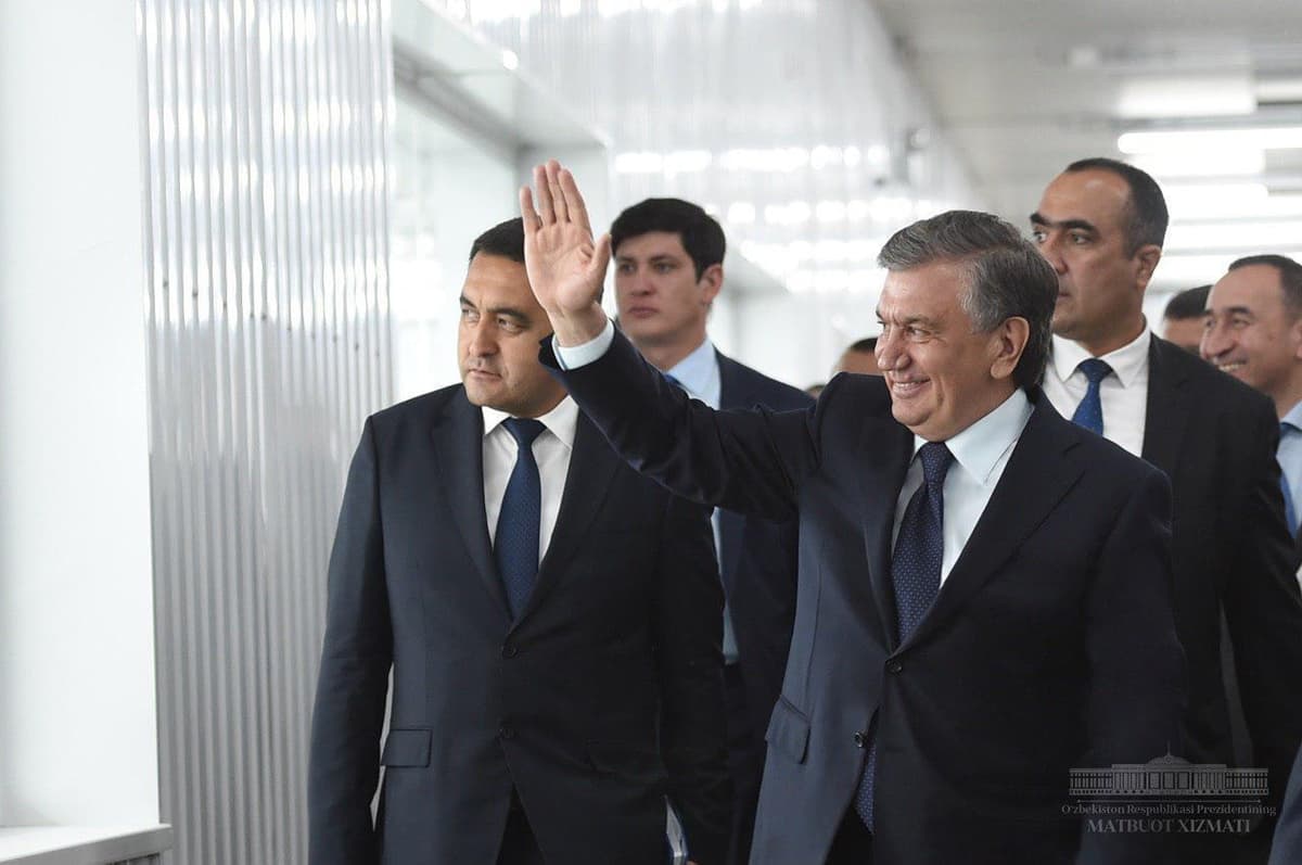 Shavkat Mirziyoyev yengil sanoat korxonalari ish jarayonini ko‘zdan kechirdi