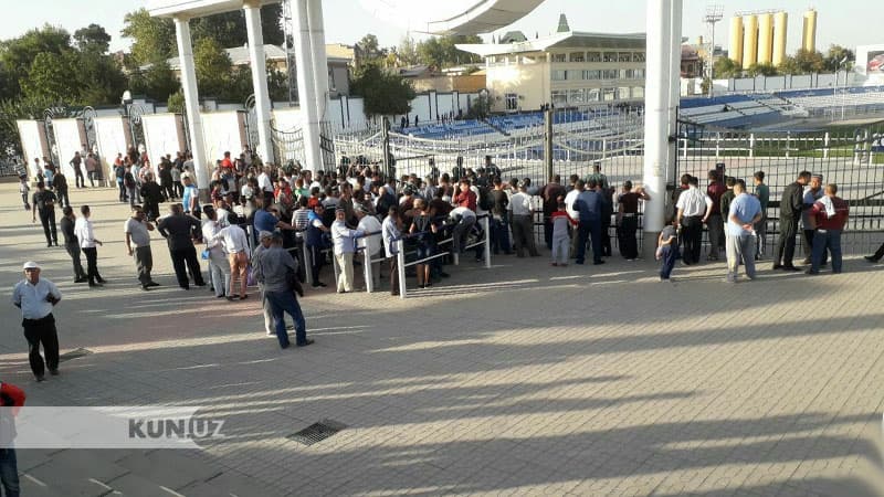 Samarqandda muxlislar «Dinamo» stadioniga qo‘yilmadi: yana ichki ishlar xodimlari to‘siq bo‘lishdi