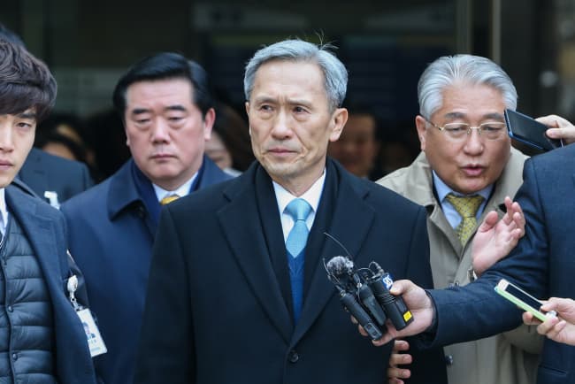 Koreyaning sobiq mudofaa vaziri ikki yarim yilga qamaldi