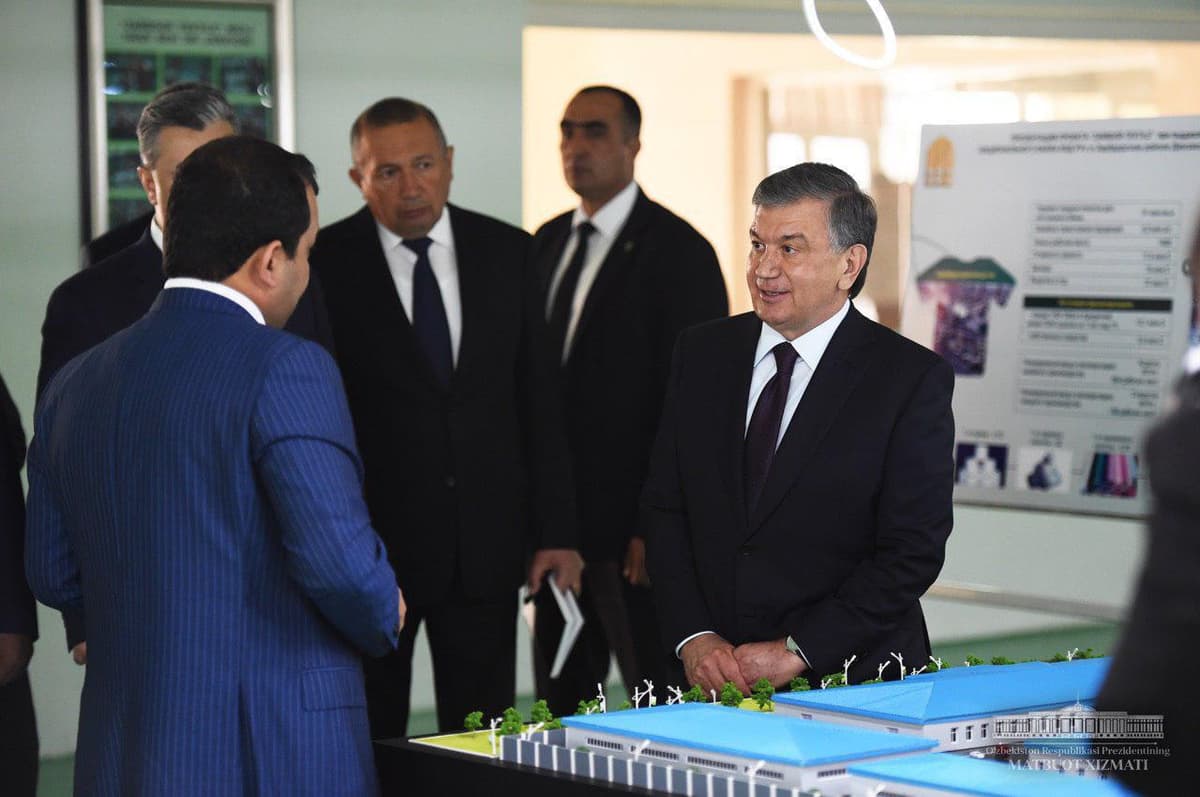 Shavkat Mirziyoyev Jizzax viloyatiga tashrifini boshladi