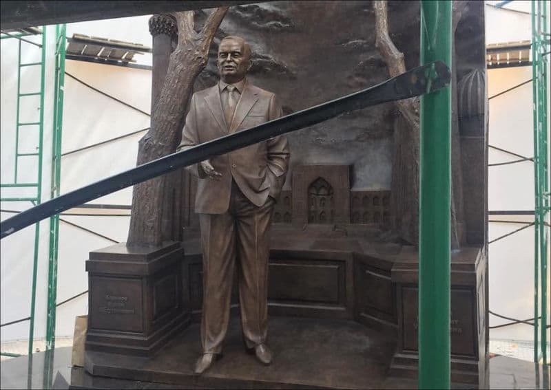 Photo: Monument of Islam Karimov installed in Moscow