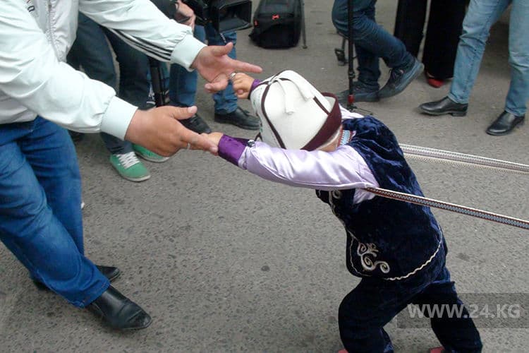 5 yoshli qirg‘izistonlik bola o‘z ortidan 3 tonnalik jipni torta oldi