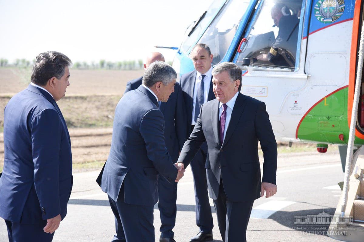 Shavkat Mirziyoyev Sirdaryo viloyatiga tashrifini boshladi