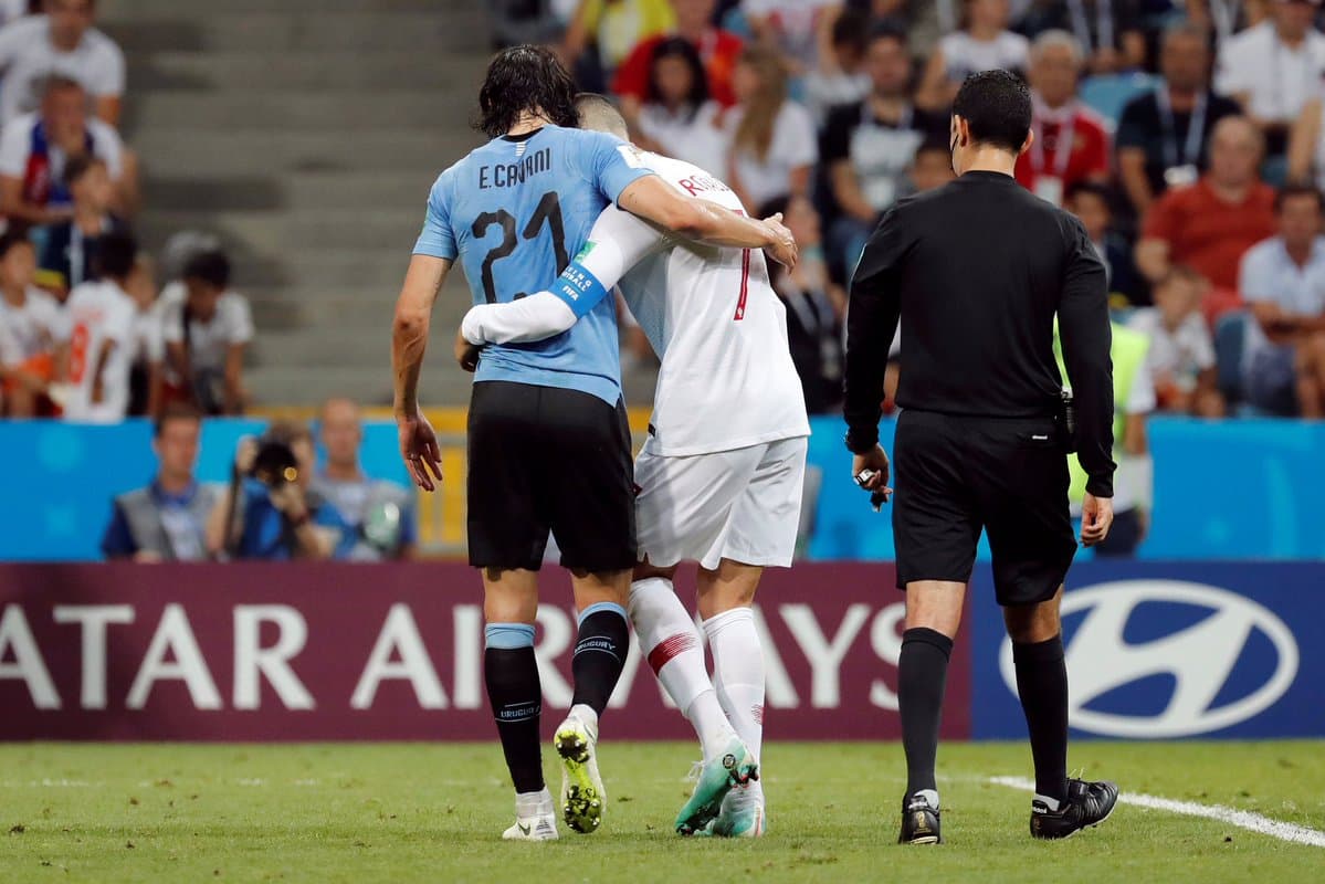 Kun fotosi: Ronaldu jarohatlangan Kavaniga yordam ko‘rsatdi