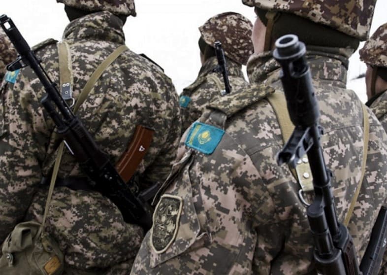 Qozog‘istonda harbiy xizmatchi harbiy qo‘mita binosida hamkasbini otib o‘ldirdi
