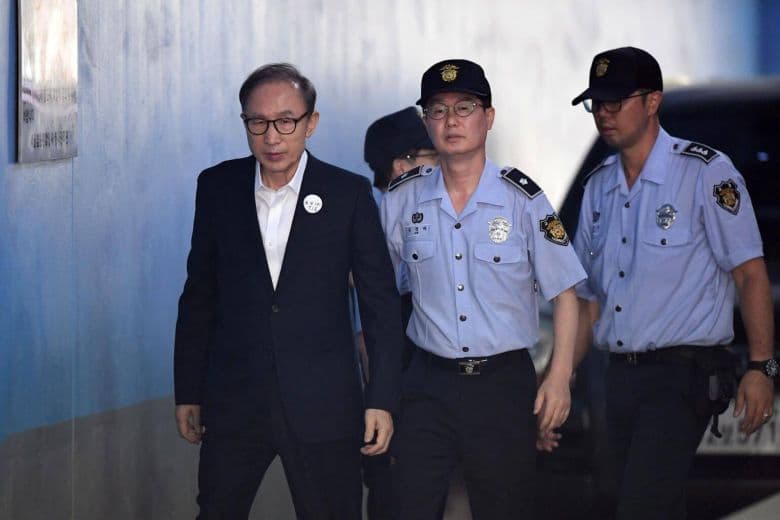 Janubiy Koreya sobiq prezidenti poraxo‘rlik uchun 15 yilga qamaldi
